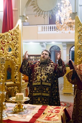 Митрополит Игнатий совершил ночную Божественную литургию в храме апостола и евангелиста Иоанна Богослова при СПДС