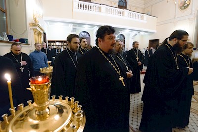 Митрополит Игнатий совершил ночную Божественную литургию в храме апостола и евангелиста Иоанна Богослова при СПДС