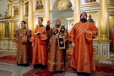 Митрополит Игнатий совершил ночную Божественную литургию в храме апостола и евангелиста Иоанна Богослова при СПДС
