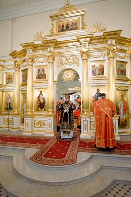 Митрополит Игнатий совершил ночную Божественную литургию в храме апостола и евангелиста Иоанна Богослова при СПДС