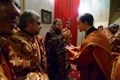 Митрополит Игнатий совершил ночную Божественную литургию в храме апостола и евангелиста Иоанна Богослова при СПДС