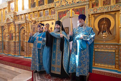 Митрополит Игнатий совершил утреню с чтением акафиста Пресвятой Богородице в Свято-Алексиевском женском монастыре г. Саратова