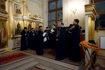 Митрополит Игнатий совершил ночную Божественную литургию в храме апостола и евангелиста Иоанна Богослова при СПДС