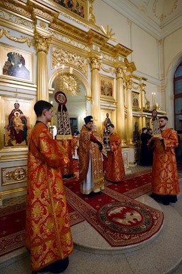 Митрополит Игнатий совершил ночную Божественную литургию в храме апостола и евангелиста Иоанна Богослова при СПДС