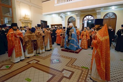 Митрополит Игнатий совершил ночную Божественную литургию в храме апостола и евангелиста Иоанна Богослова при СПДС