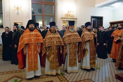 Митрополит Игнатий совершил ночную Божественную литургию в храме апостола и евангелиста Иоанна Богослова при СПДС