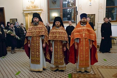Митрополит Игнатий совершил ночную Божественную литургию в храме апостола и евангелиста Иоанна Богослова при СПДС