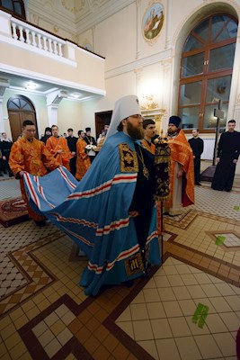 Митрополит Игнатий совершил ночную Божественную литургию в храме апостола и евангелиста Иоанна Богослова при СПДС