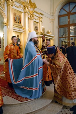 Митрополит Игнатий совершил ночную Божественную литургию в храме апостола и евангелиста Иоанна Богослова при СПДС