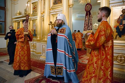 Митрополит Игнатий совершил ночную Божественную литургию в храме апостола и евангелиста Иоанна Богослова при СПДС