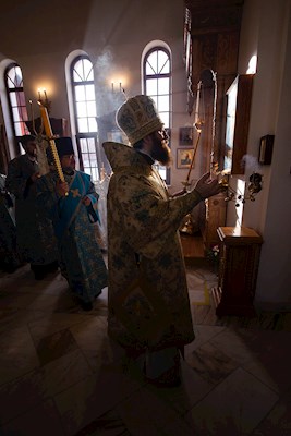Митрополит Игнатий совершил утреню с чтением акафиста Пресвятой Богородице в Свято-Алексиевском женском монастыре г. Саратова
