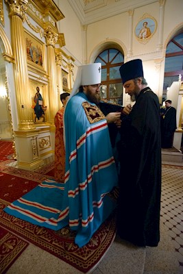 Митрополит Игнатий совершил ночную Божественную литургию в храме апостола и евангелиста Иоанна Богослова при СПДС