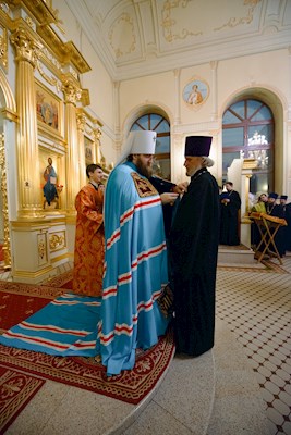 Митрополит Игнатий совершил ночную Божественную литургию в храме апостола и евангелиста Иоанна Богослова при СПДС
