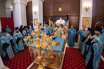 Митрополит Игнатий совершил утреню с чтением акафиста Пресвятой Богородице в Свято-Алексиевском женском монастыре г. Саратова