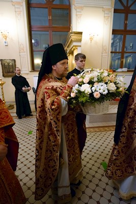 Митрополит Игнатий совершил ночную Божественную литургию в храме апостола и евангелиста Иоанна Богослова при СПДС