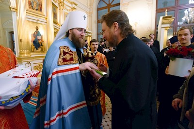 Митрополит Игнатий совершил ночную Божественную литургию в храме апостола и евангелиста Иоанна Богослова при СПДС