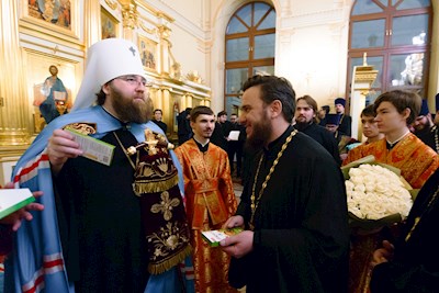 Митрополит Игнатий совершил ночную Божественную литургию в храме апостола и евангелиста Иоанна Богослова при СПДС