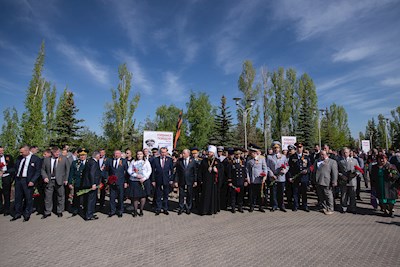Митрополит Игнатий и губернатор региона возложили цветы в память о воинах Великой Отечественной войны