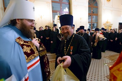 Митрополит Игнатий совершил ночную Божественную литургию в храме апостола и евангелиста Иоанна Богослова при СПДС