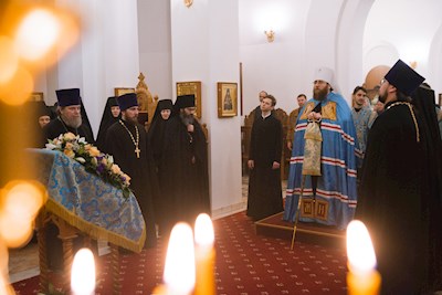 Митрополит Игнатий совершил утреню с чтением акафиста Пресвятой Богородице в Свято-Алексиевском женском монастыре г. Саратова