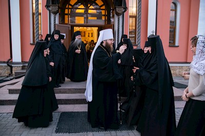 Митрополит Игнатий совершил утреню с чтением акафиста Пресвятой Богородице в Свято-Алексиевском женском монастыре г. Саратова