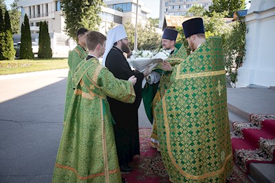 Митрополит Игнатий совершил Божественную литургию в Свято-Духовском соборе г. Саратова