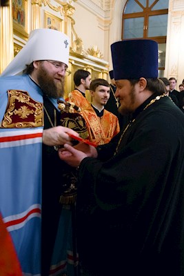 Митрополит Игнатий совершил ночную Божественную литургию в храме апостола и евангелиста Иоанна Богослова при СПДС
