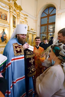 Митрополит Игнатий совершил ночную Божественную литургию в храме апостола и евангелиста Иоанна Богослова при СПДС