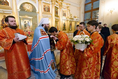 Митрополит Игнатий совершил ночную Божественную литургию в храме апостола и евангелиста Иоанна Богослова при СПДС