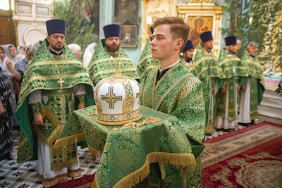 Митрополит Игнатий совершил Божественную литургию в Свято-Духовском соборе г. Саратова