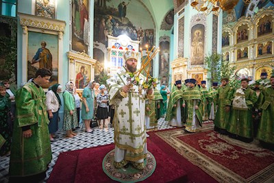 Митрополит Игнатий совершил Божественную литургию в Свято-Духовском соборе г. Саратова