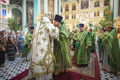 Митрополит Игнатий совершил Божественную литургию в Свято-Духовском соборе г. Саратова