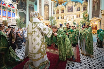 Митрополит Игнатий совершил Божественную литургию в Свято-Духовском соборе г. Саратова
