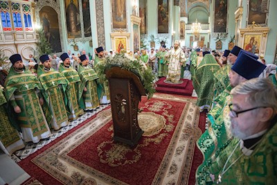 Митрополит Игнатий совершил Божественную литургию в Свято-Духовском соборе г. Саратова
