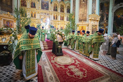 Митрополит Игнатий совершил Божественную литургию в Свято-Духовском соборе г. Саратова