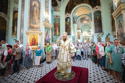 Митрополит Игнатий совершил Божественную литургию в Свято-Духовском соборе г. Саратова