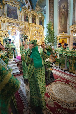 Митрополит Игнатий совершил Божественную литургию в Свято-Духовском соборе г. Саратова