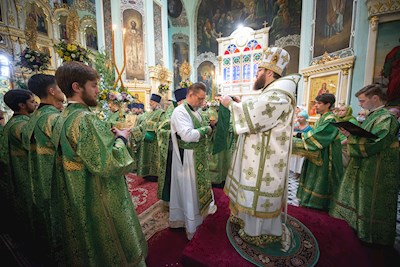 Митрополит Игнатий совершил Божественную литургию в Свято-Духовском соборе г. Саратова