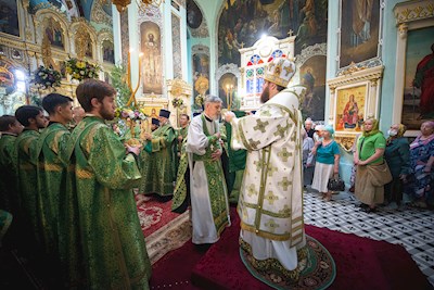 Митрополит Игнатий совершил Божественную литургию в Свято-Духовском соборе г. Саратова