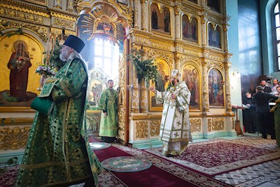 Митрополит Игнатий совершил Божественную литургию в Свято-Духовском соборе г. Саратова