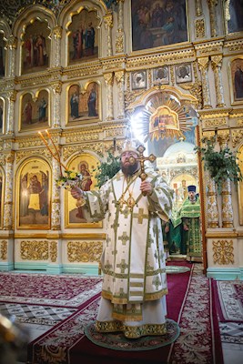 Митрополит Игнатий совершил Божественную литургию в Свято-Духовском соборе г. Саратова