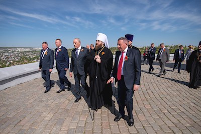 Митрополит Игнатий и губернатор региона возложили цветы в память о воинах Великой Отечественной войны