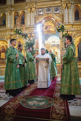 Митрополит Игнатий совершил Божественную литургию в Свято-Духовском соборе г. Саратова