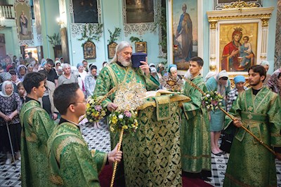 Митрополит Игнатий совершил Божественную литургию в Свято-Духовском соборе г. Саратова