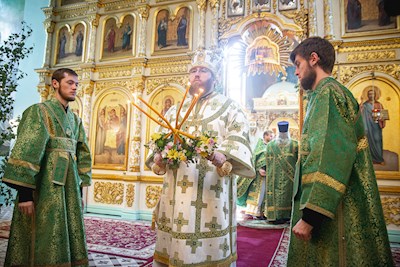 Митрополит Игнатий совершил Божественную литургию в Свято-Духовском соборе г. Саратова