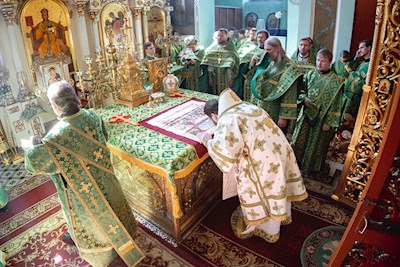 Митрополит Игнатий совершил Божественную литургию в Свято-Духовском соборе г. Саратова