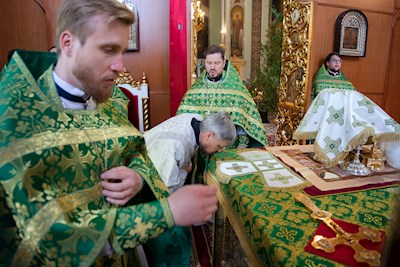 Митрополит Игнатий совершил Божественную литургию в Свято-Духовском соборе г. Саратова