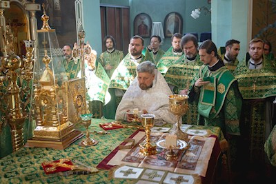 Митрополит Игнатий совершил Божественную литургию в Свято-Духовском соборе г. Саратова