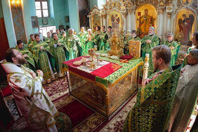 Митрополит Игнатий совершил Божественную литургию в Свято-Духовском соборе г. Саратова