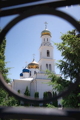 Митрополит Игнатий совершил Божественную литургию в Свято-Духовском соборе г. Саратова